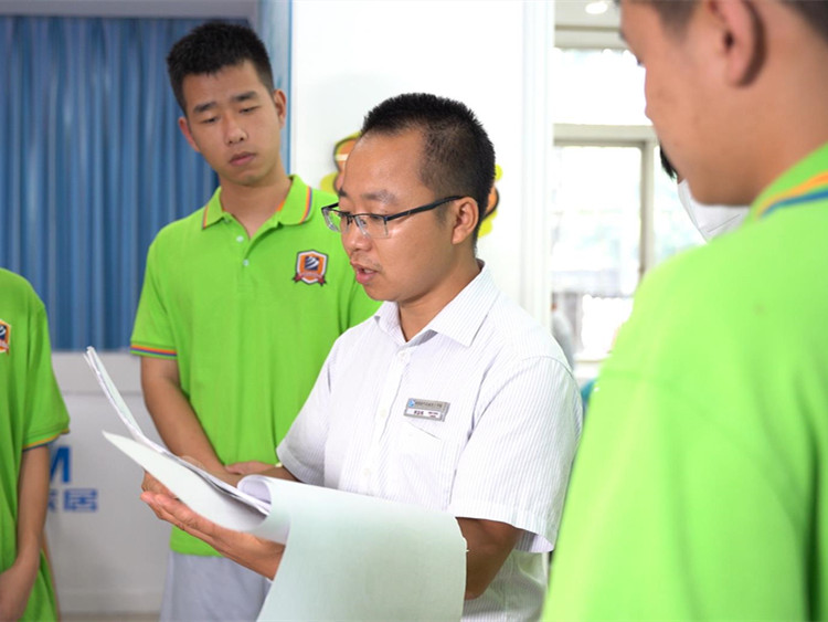 鹤发银丝印日月,丹心热血沃新花