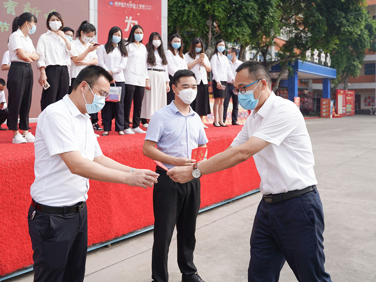 双节同庆,情满校园