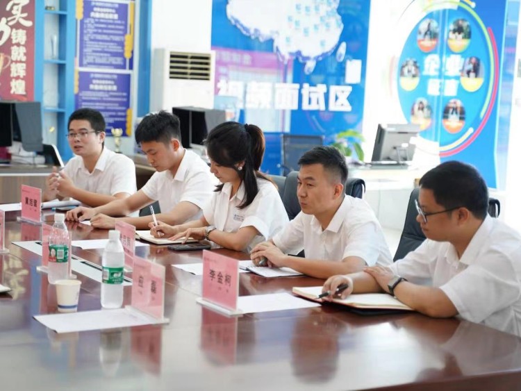 成都新华与新蔚航空开展校企合作交流会圆满举