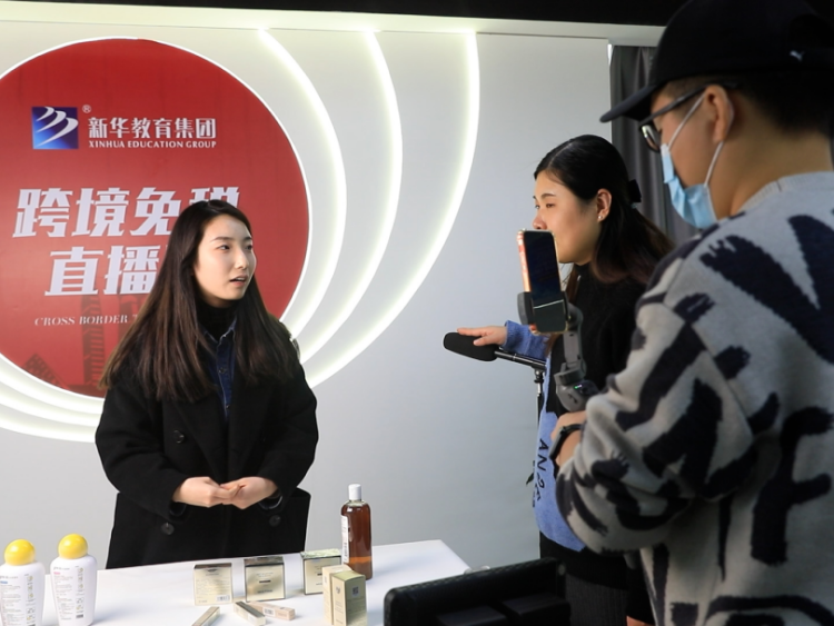 新华电脑教育开展“百企千师进万家”活动