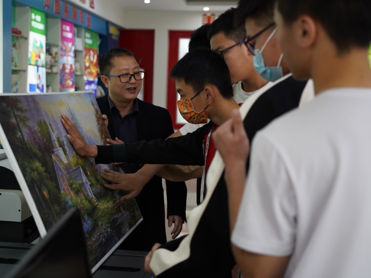 成都新华高级技工学校330职教周咨询周如火如荼