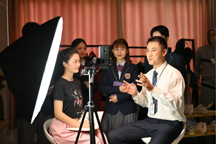 肩负职教强国重任，新华电脑学校升级“五项能力”培养互联网高技能人才