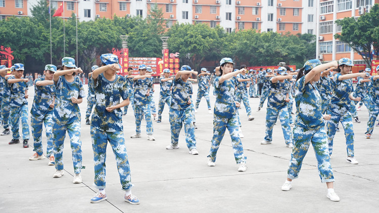 九月开学季|军训开启新华学子的第一课！