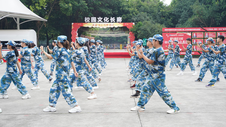 九月开学季|军训开启新华学子的第一课！