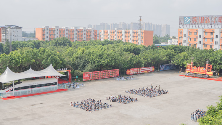 国庆嗨翻天，“智”行嘉年华！来成都新华赢豪礼！