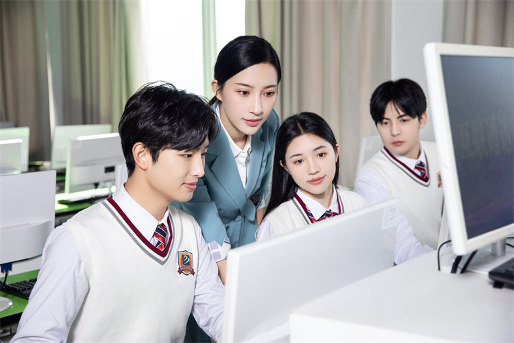 1.21号|面对“月薪过万”的期待 大学生和用人单位不妨“双向奔赴”
