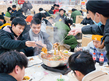 【2021.12】学校组织同学们在食堂吃鱼火锅