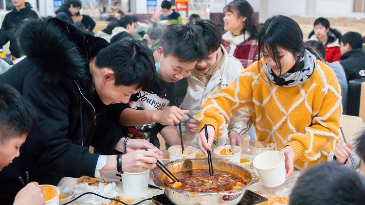 学生食堂聚餐吃火锅