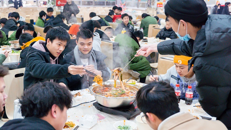 学生食堂聚餐吃火锅