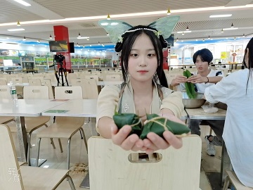 【2022.5】端午节同学们举办包粽子活动