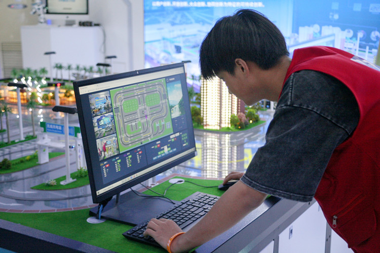 图为吕施华同学