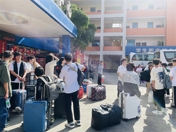 不负韶华，再攀高峰！新华京东社会实践欢送会