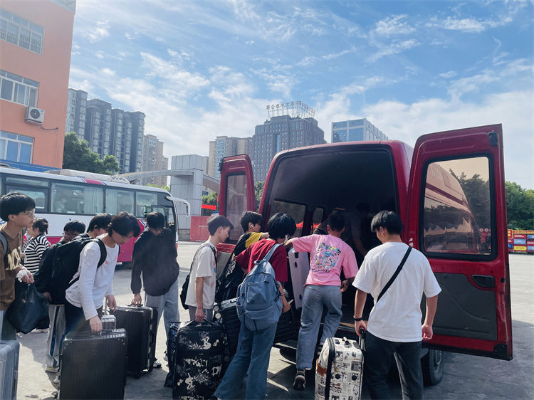 不负韶华，再攀高峰！新华京东社会实践欢送会
