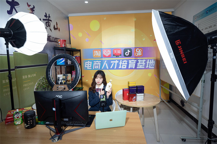 都说就业难！为何成都新华毕业学子却就业无忧？