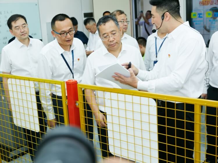 普布顿珠在成都调研时强调大力发展技工教育