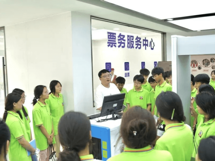 成都新华高级乘务与行政管理专业模拟面试圆满