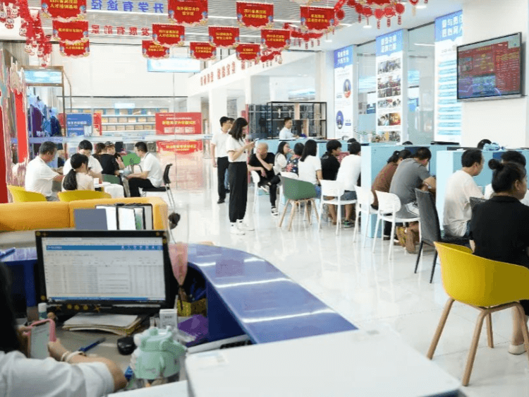 临近九月开学，初高中生扎堆来校