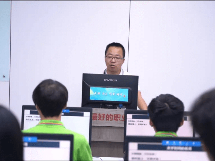 我校李宗伟老师获省级表彰