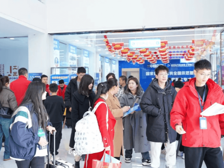春季首批新生报到日|直击成都新华报名现场,火爆