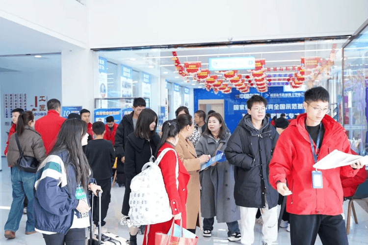 春季首批新生报到日|直击成都新华报名现场,火爆