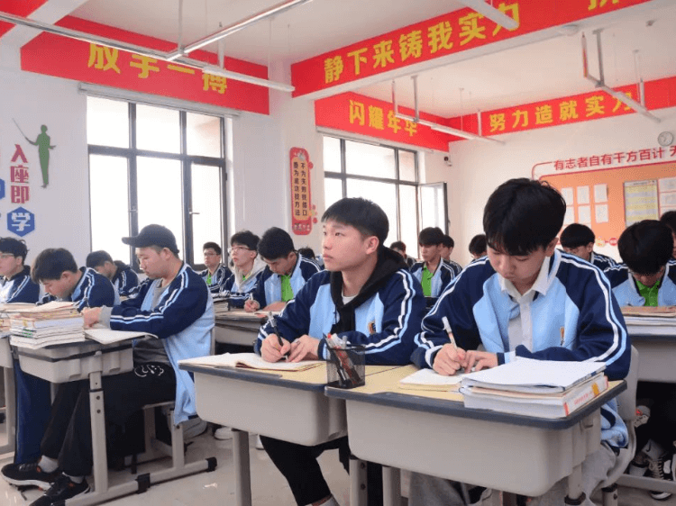 高一高二成绩不理想？成都新华助你升学就业两
