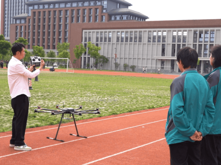 成都新华无人机专业助你未来高飞