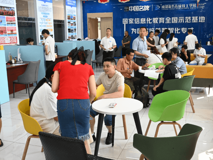 报读手册|2025级新生报名入学答疑解惑看这里